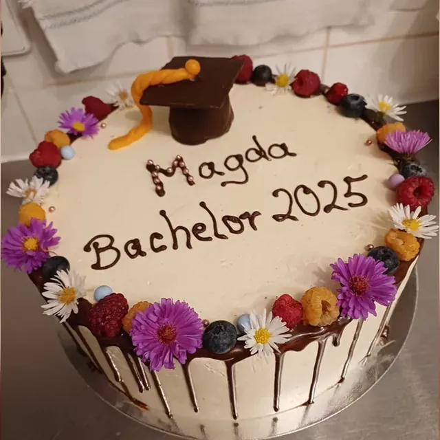 Torte mit Doktorhut aus Schokolade, Beeren und Blüten zum Studienabschluss aus der Patisserie in Jena