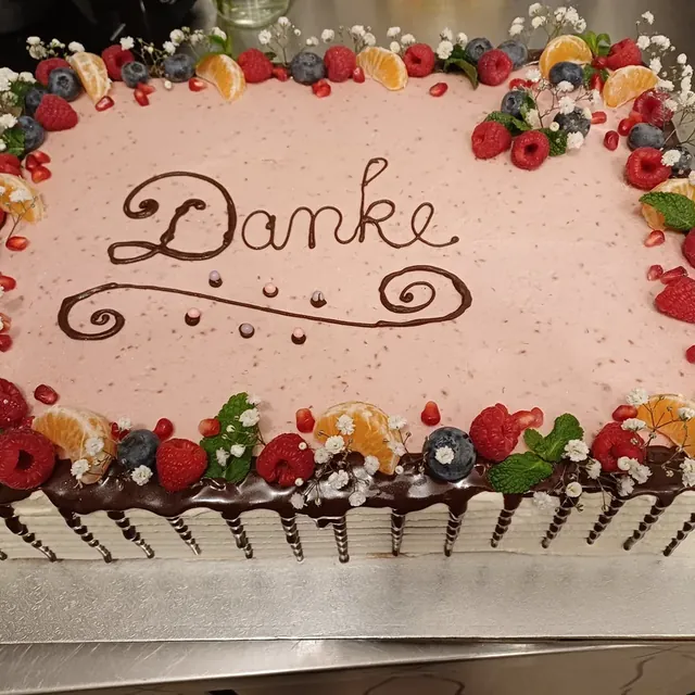 Blechtorte mit Danke-Schriftzug, Beeren, Mandarinen und Schleierkraut aus der Konditorei in Jena