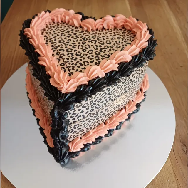 Herzförmige Torte mit Leoparden-Muster und Buttercreme-Bordüre aus der Patisserie in Jena
