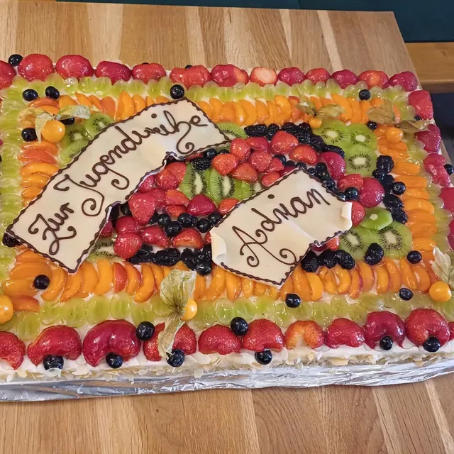 Großer Blechkuchen mit frischen Früchten und Marzipanbanner zur Jugendweihe aus der Konditorei in Jena