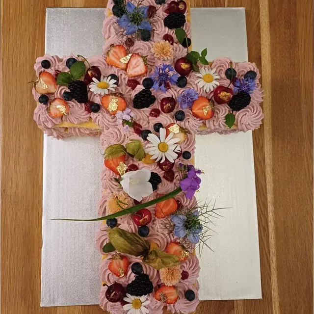 Torte in Kreuzform mit Beeren und Blüten zur Konfirmation oder Kommunion aus der Patisserie in Jena