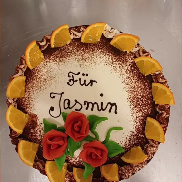 Torte mit Kakao, Orangenscheiben, Marzipanrosen und Wunschtext vom Café am Markt in Jena