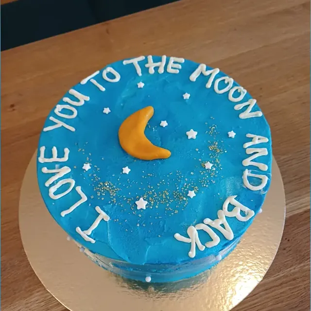 Blaue Torte mit Marzipanmond, Sternen und Liebesbotschaft vom Café am Markt in Jena