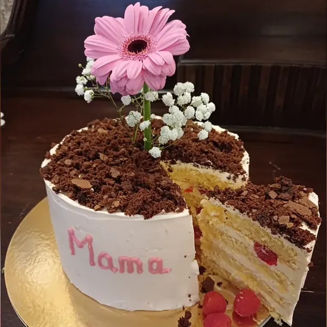 Muttertagstorte mit frischer Gerbera, Schokostreuseln und Himbeeren vom Café am Markt in Jena