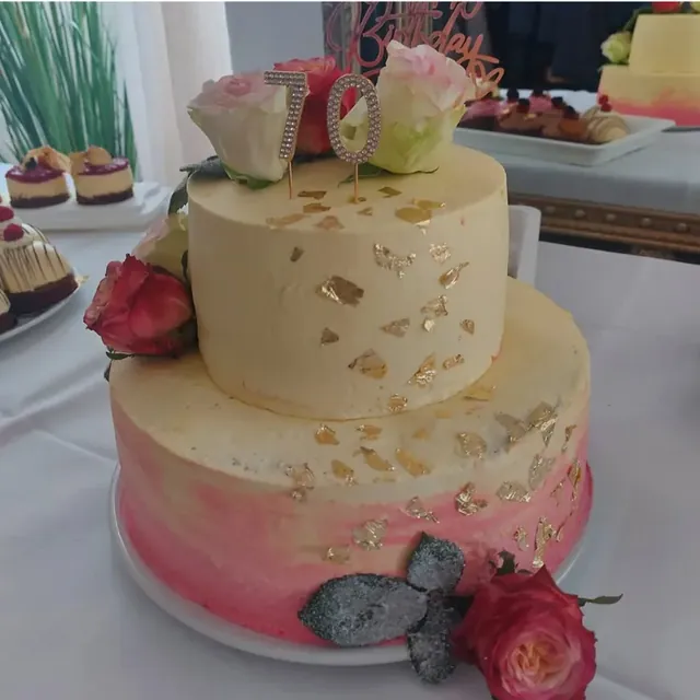 Zweistöckige Torte mit Rosen, Blattgold und Zahlen-Topper zum runden Geburtstag vom Café am Markt in Jena