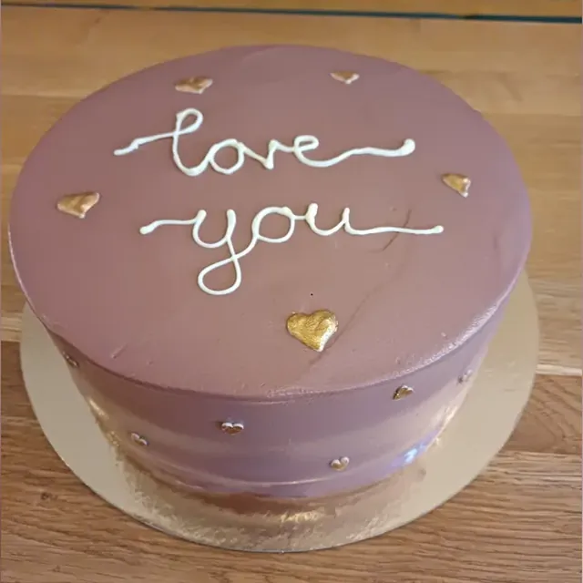 Schokoladentorte mit Love-you-Schriftzug und goldenen Herzen zum Valentinstag oder Jahrestag aus der Patisserie in Jena