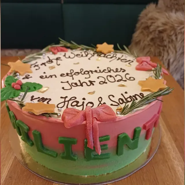 Weihnachtstorte mit Grußtext, Marzipanschleife und goldenen Sternen als Firmengeschenk vom Café am Markt in Jena