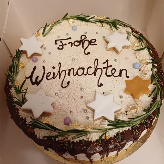Weihnachtstorte mit Zimtsternen, Rosmarinkranz und Schokoladenschrift aus der Patisserie in Jena
