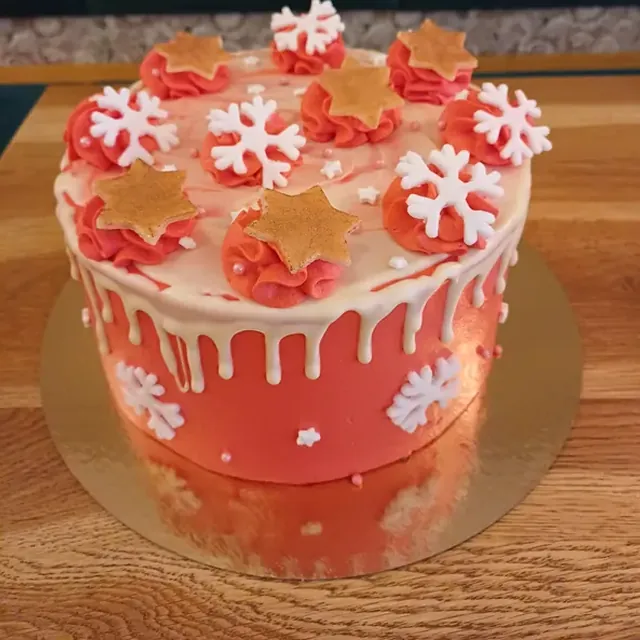 Winterliche Drip-Torte mit Schneeflocken und goldenen Sternen aus der Patisserie in Jena