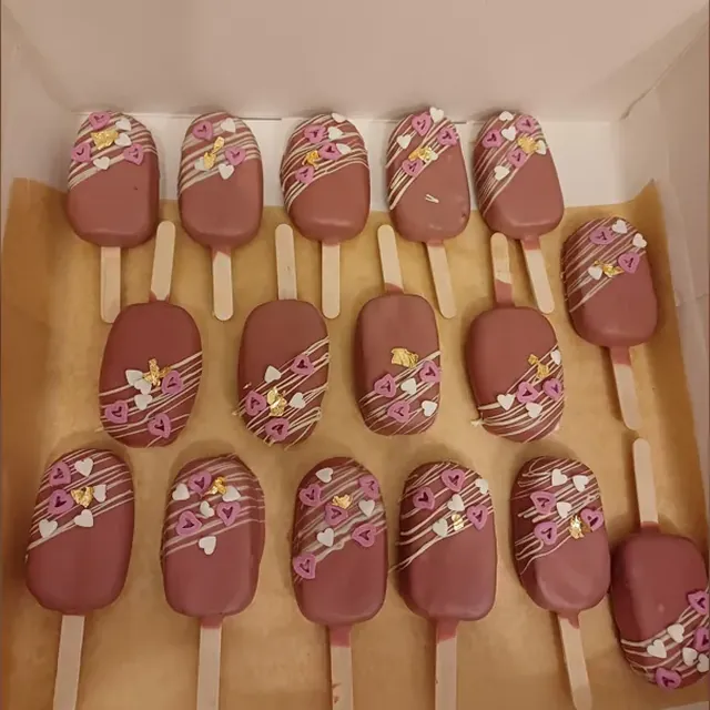 Rosa Cakesicles mit Zuckerherzen und Blattgold vom Café am Markt in Jena