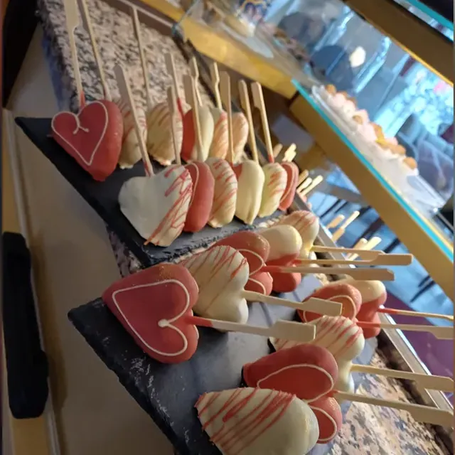 Herzförmige Cakepops in Rosa und Weiß aus der Patisserie in Jena