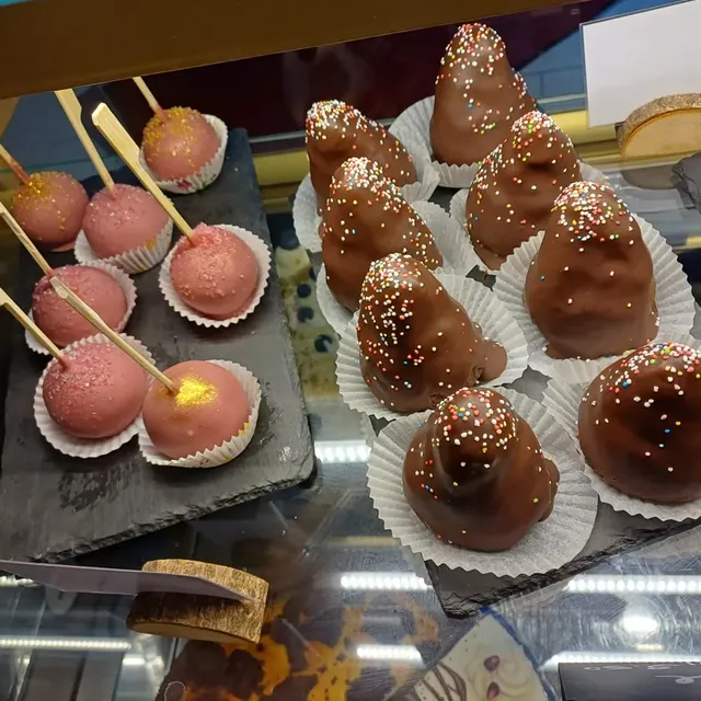 Cakepops und Schokoküsse in der Theke des Café am Markt in Jena