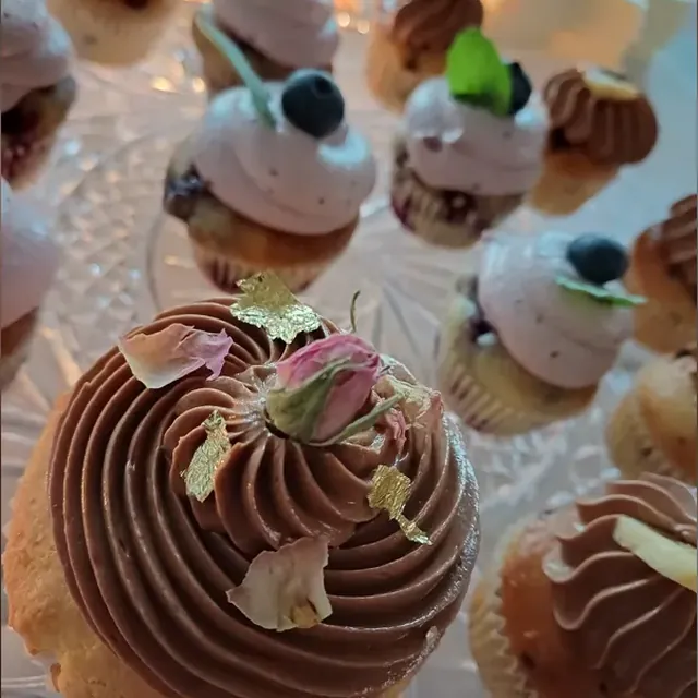 Cupcakes mit Schokoladencreme, Rosenblüten und Blattgold vom Café am Markt in Jena