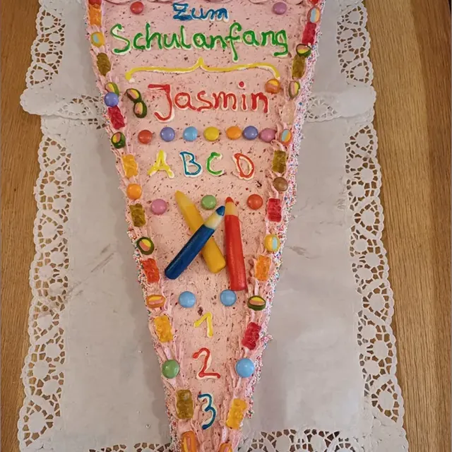 Zuckertüten-Torte in Rosa mit Namen des Schulkinds und bunten Süßigkeiten vom Café am Markt in Jena