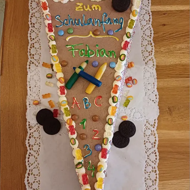 Schokoladige Zuckertüten-Torte zur Einschulung mit bunter Dekoration aus der Konditorei in Jena