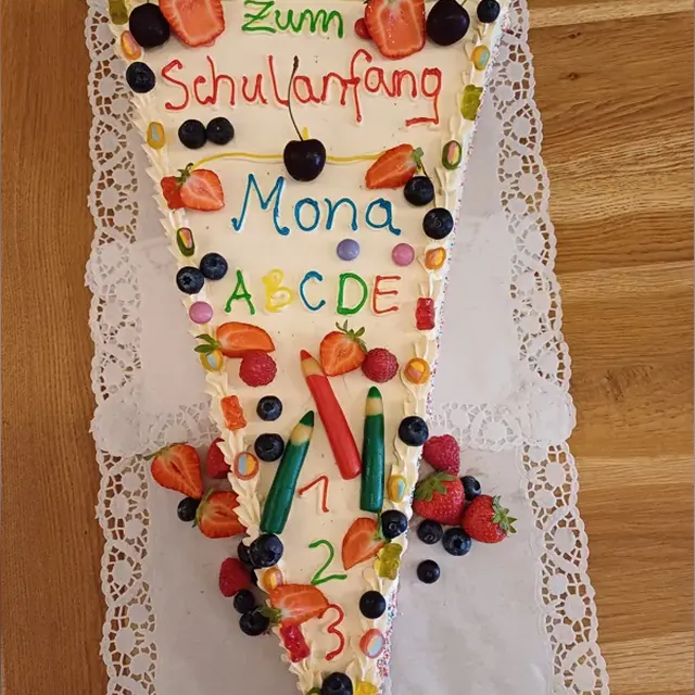Zuckertüten-Torte mit Sahne, Erdbeeren und Beeren zur Einschulung in Jena
