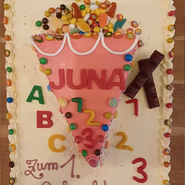 Mit Fondant überzogene Zuckertüten-Torte zur Einschulung vom Café am Markt in Jena
