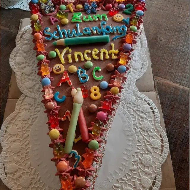 Schokoladen-Zuckertüten-Torte mit bunten Gummibärchen zum Schulanfang vom Café am Markt in Jena
