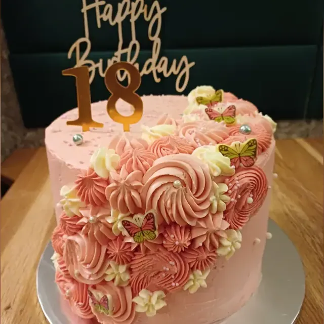 Rosa Geburtstagstorte zum 18. mit Buttercreme-Rosen und Schmetterlingen vom Café am Markt in Jena