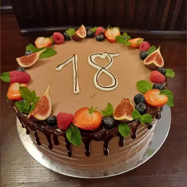 Schokoladige Geburtstagstorte mit Feigen, Erdbeeren und Beeren zum 18. Geburtstag in Jena