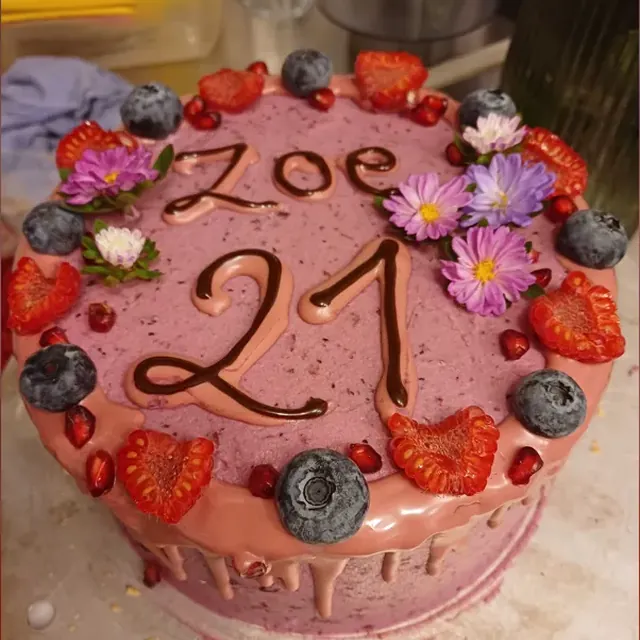Geburtstagstorte zum 21. mit Beerencreme, Ruby-Drip und Astern aus der Patisserie in Jena