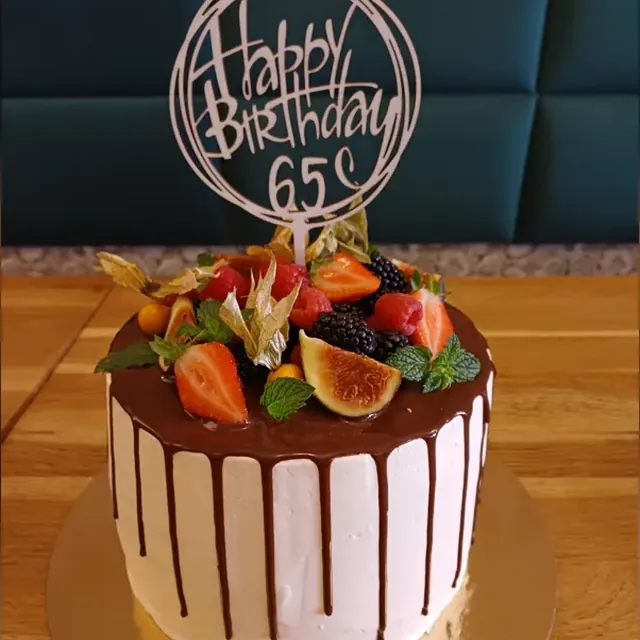 Geburtstagstorte zum 65. mit Schokoladen-Drip, Beeren, Feigen und Cake-Topper in Jena