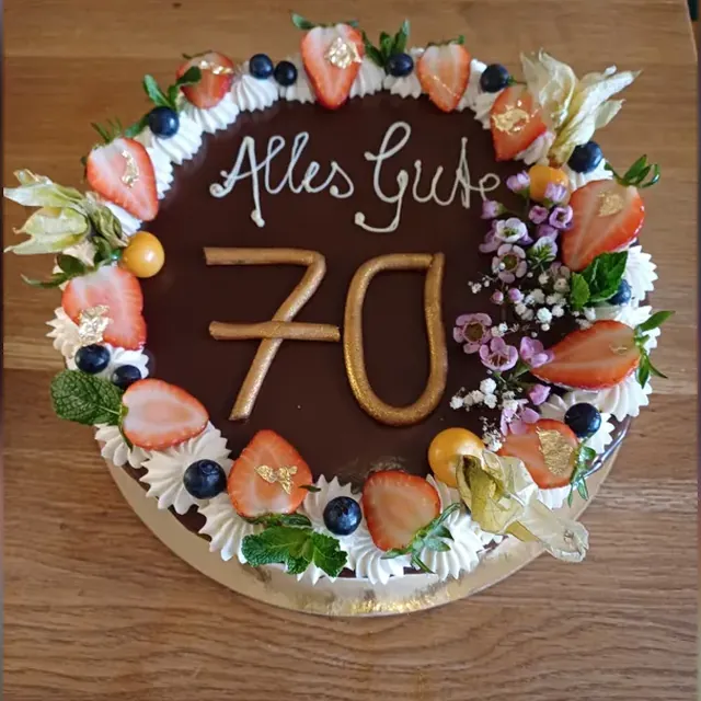 Schokoladentorte zum 70. Geburtstag mit Erdbeeren, Blüten und goldener Zahl vom Café am Markt in Jena