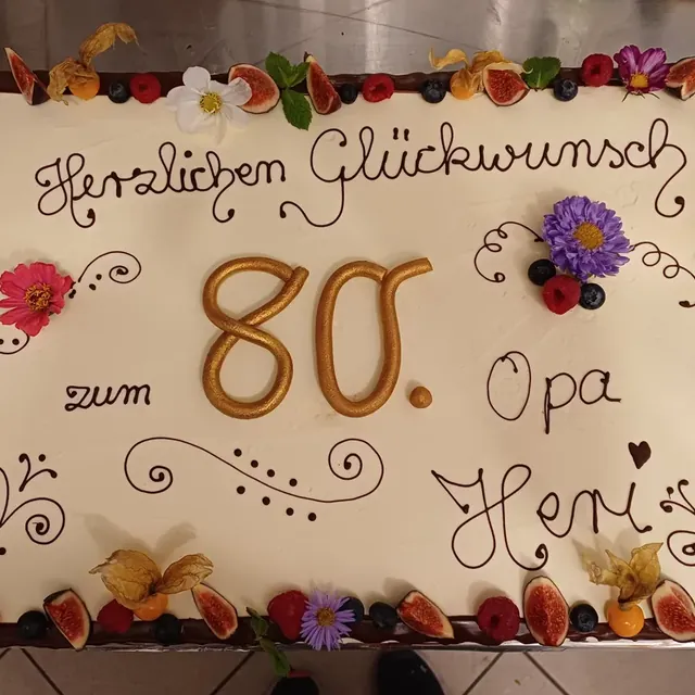 Große Geburtstagstorte zum 80. mit Feigen, Beeren und essbaren Blüten aus der Konditorei in Jena