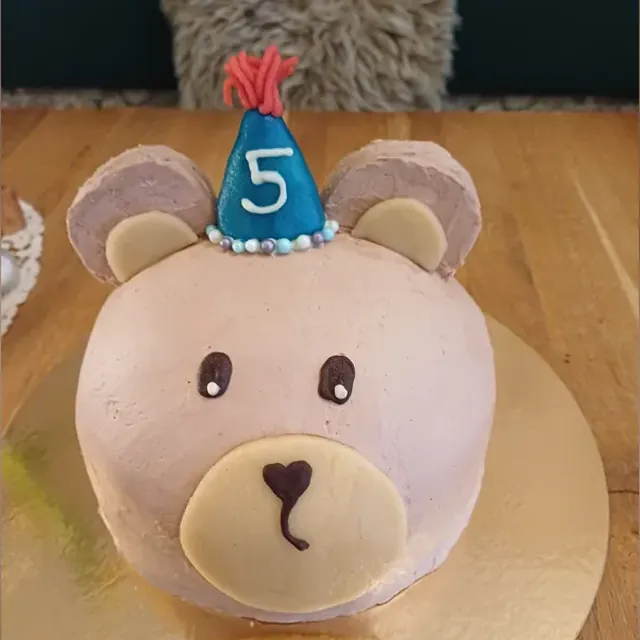 Bärchen-Torte mit Partyhut zum 5. Kindergeburtstag aus der Patisserie in Jena
