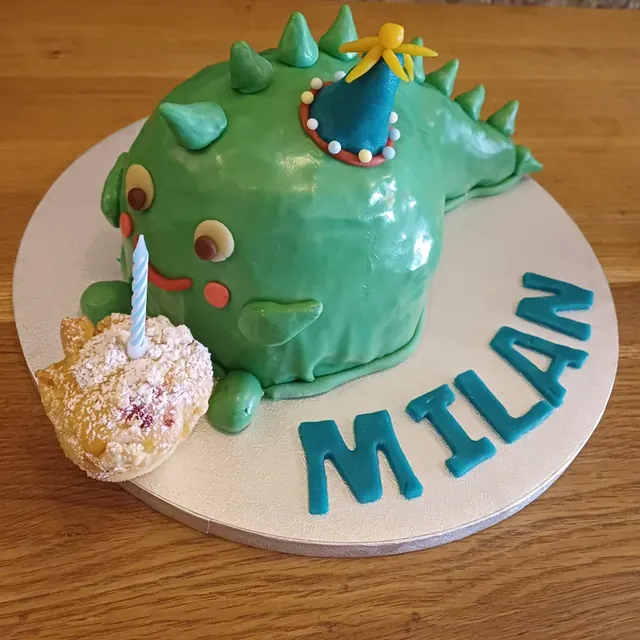 Grüne Dino-Torte mit Partyhut zum Kindergeburtstag vom Café am Markt in Jena