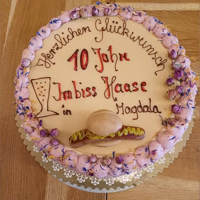 Jubiläumstorte mit Marzipandekor und essbaren Blüten zum Firmenjubiläum vom Café am Markt in Jena