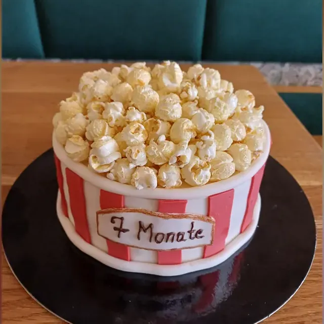Motivtorte in Form einer Popcorntüte mit echtem Popcorn vom Café am Markt in Jena