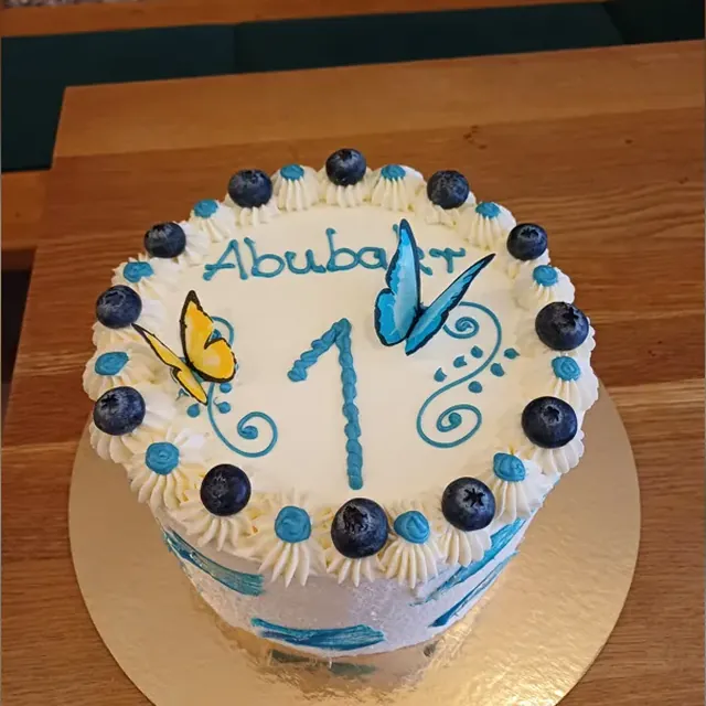 Geburtstagstorte zum 1. Geburtstag mit Blaubeeren und Schmetterlingen vom Café am Markt in Jena