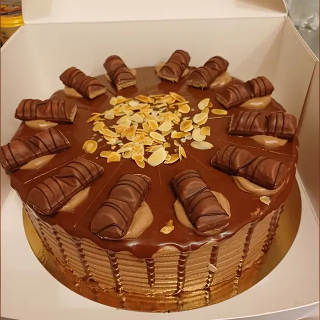 Schokoladentorte mit Drip, Schokoriegeln und gerösteten Mandelblättchen aus der Konditorei in Jena