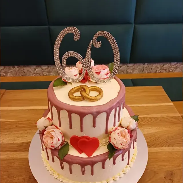 Zweistöckige Torte zur Diamantenen Hochzeit mit goldenen Ringen und Pfingstrosen vom Café am Markt in Jena