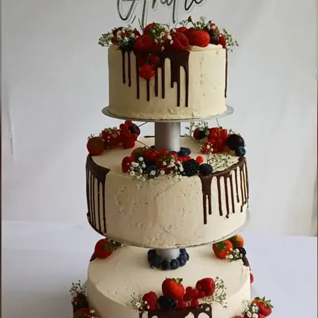 Dreistöckige Hochzeitstorte mit Schokoladen-Drip, Beeren und Namens-Topper vom Café am Markt in Jena