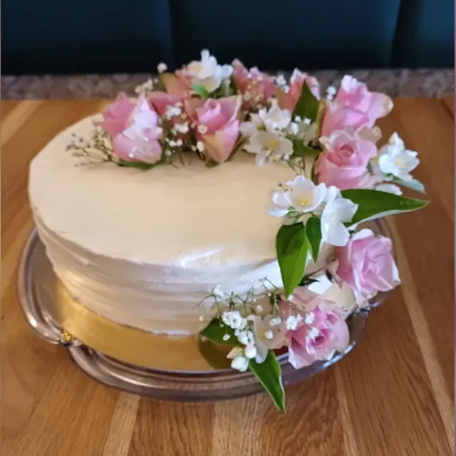 Einstöckige Festtorte mit rosa Rosen und Jasminblüten zur kleinen Hochzeit in Jena