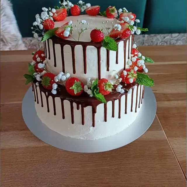 Zweistöckige Hochzeitstorte mit Schokoladen-Drip, Erdbeeren und Schleierkraut aus der Konditorei in Jena