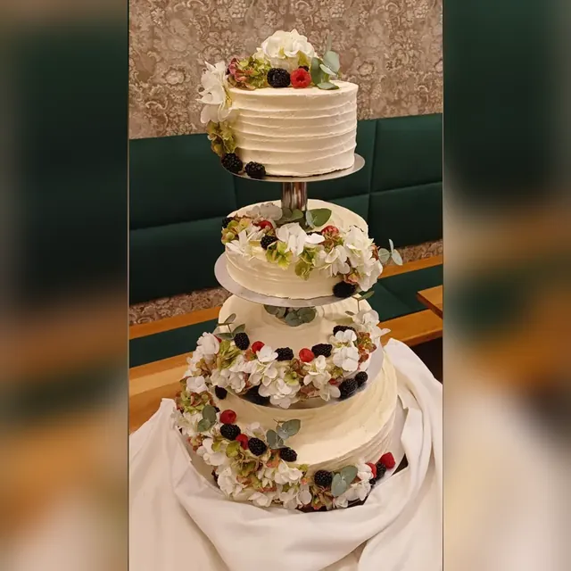 Vierstöckige Hochzeitstorte mit Hortensien, Brombeeren und Eukalyptus vom Café am Markt in Jena