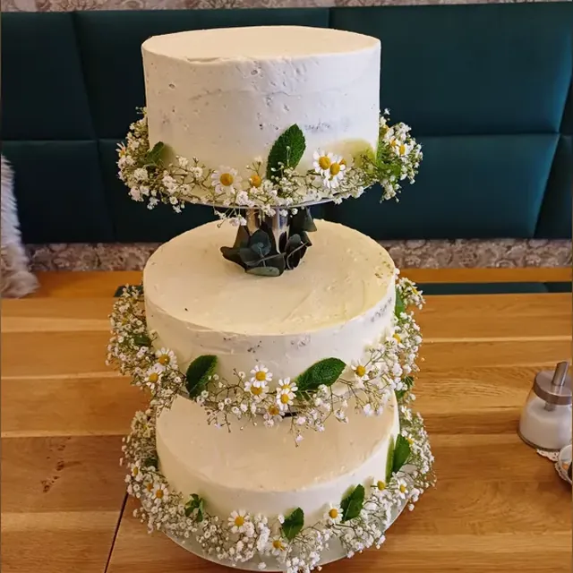 Dreistöckige Hochzeitstorte mit Kamille, Schleierkraut und Minze vom Café am Markt in Jena