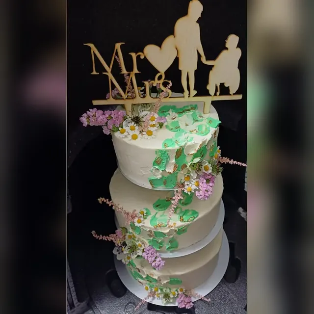 Dreistöckige Hochzeitstorte mit grünen Pinselstrichen, Wildblumen und Mr-und-Mrs-Topper aus der Konditorei in Jena