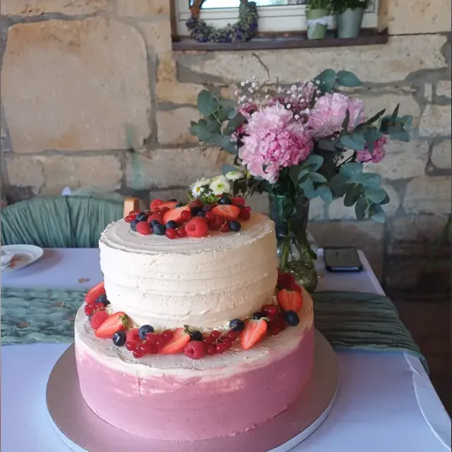 Zweistöckige Hochzeitstorte mit rosa Ombre-Verlauf und frischen Beeren vom Café am Markt in Jena