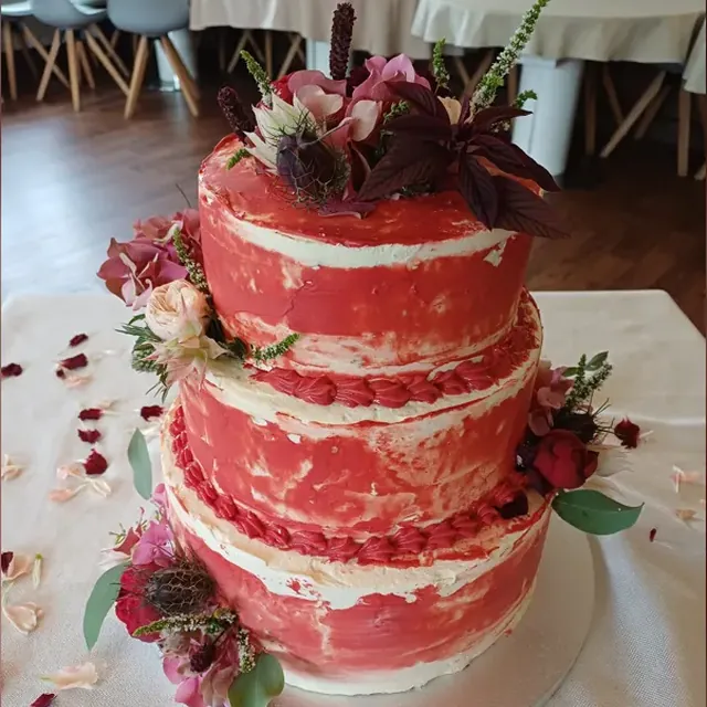 Dreistöckige rot marmorierte Naked Cake mit Sommerblumen vom Café am Markt in Jena