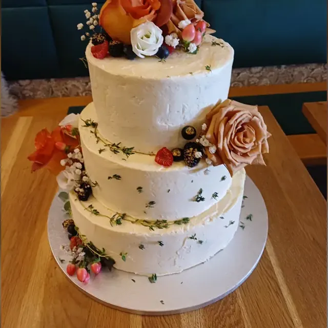Dreistöckige Hochzeitstorte mit Thymian, Rosen in Apricot und goldenen Beeren in Jena