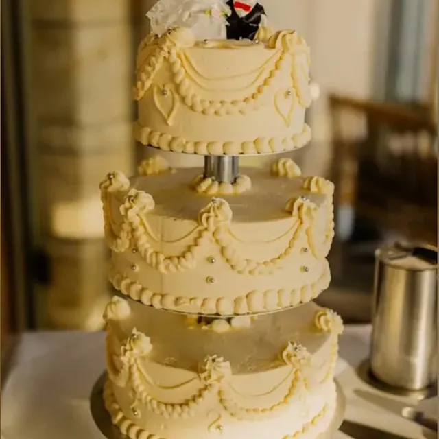 Dreistöckige Vintage-Hochzeitstorte mit Lambeth-Spritzdekor und Brautpaar-Häschen vom Café am Markt in Jena