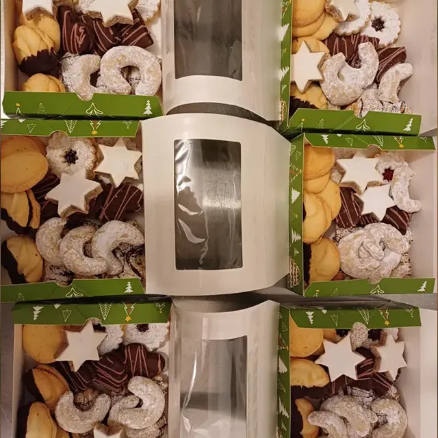 Geschenkboxen mit Vanillekipferln, Zimtsternen und Spritzgebäck vom Café am Markt in Jena