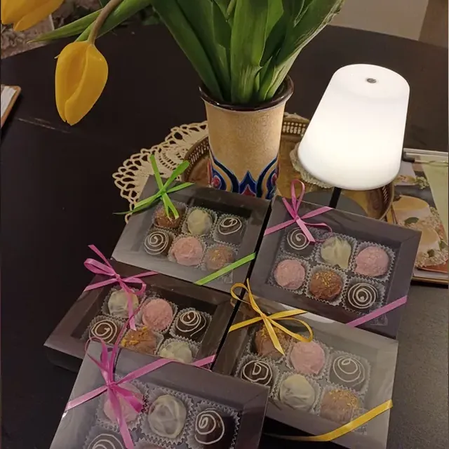 Geschenkboxen mit handgemachten Pralinen mit Schleife vom Café am Markt in Jena