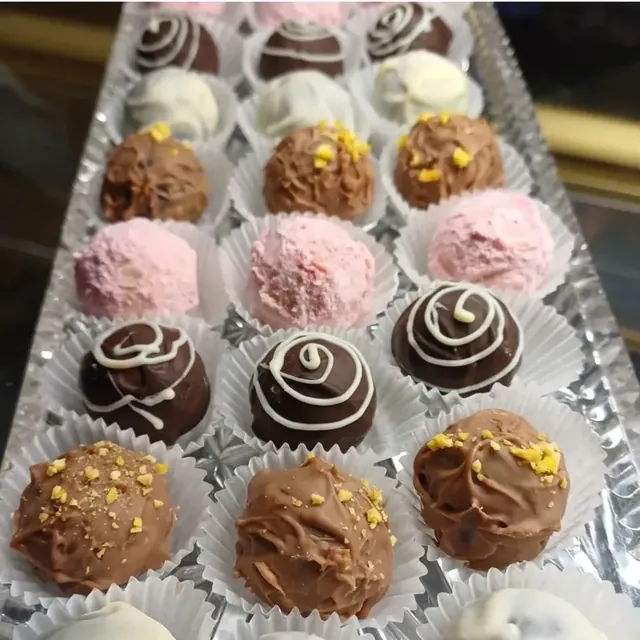 Handgemachte Pralinen mit Schokolade und Himbeere in der Theke des Café am Markt in Jena