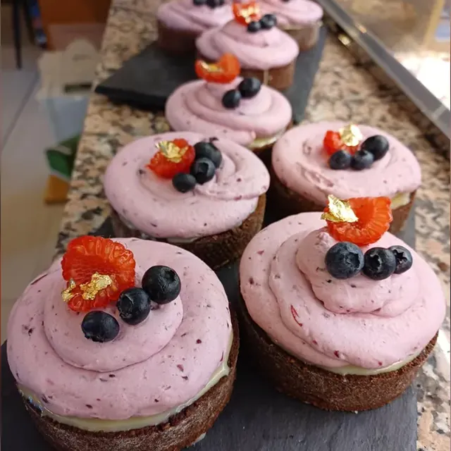 Tartelettes mit Beerencreme, Blaubeeren und Himbeeren aus der Patisserie in Jena