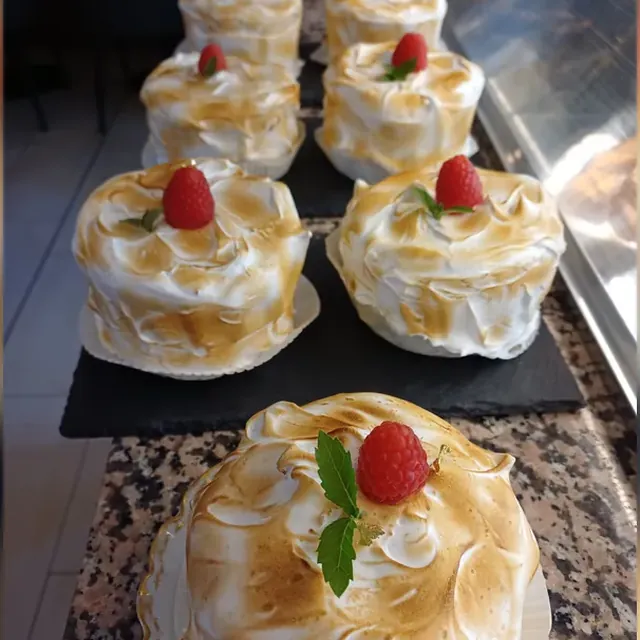 Törtchen mit flambierter Baiserhaube, Himbeere und Minze aus der Patisserie in Jena